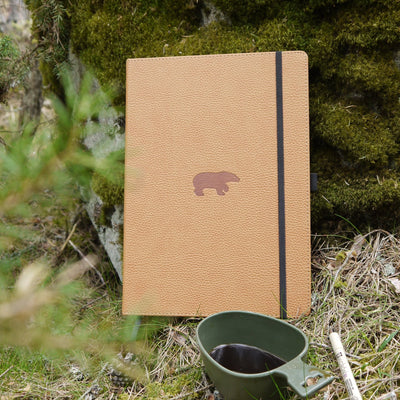 Brown bear Dingbats Dotted notebook ute med en kåsa kaffe. - Tidformera