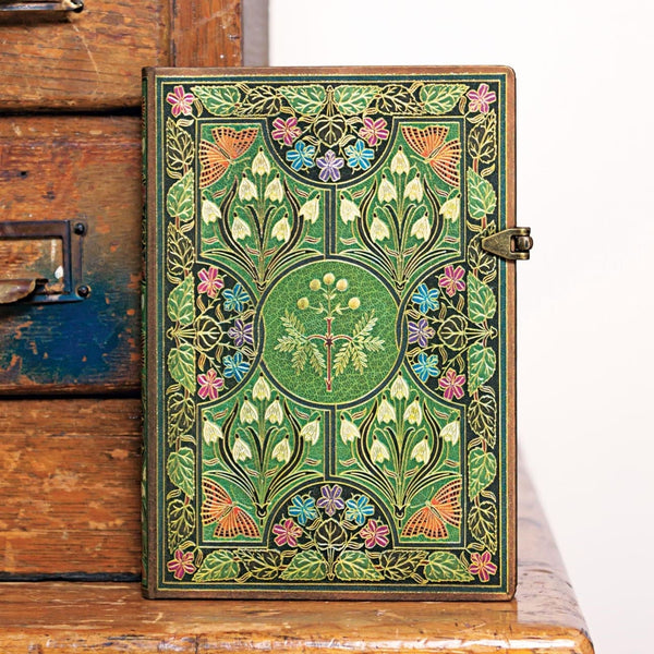 Liten anteckningsbok i storlek Paperblanks Mini. Boken är grön med blommor på och är från serien Poetry in Bloom. - Tidformera