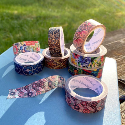 Paperblanks Washi tape som ligger på en anteckningsbok ute i solen. - Tidformera