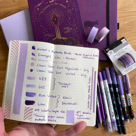 Purple. En samling med lila anteckningsböcker, pennor och washi tape. - Tidformera