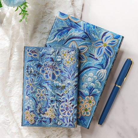 Anteckningsböckerna Blue Willow i serien Celebrate Hanfu från Paperblanks