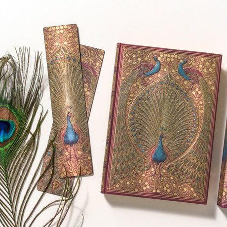 Anteckningsbok och bokmärken med påfåglar på. Serien är Hafiz's Peacocks från Paperblanks - Tidformera