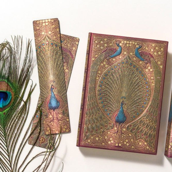 Anteckningsbok och bokmärken med påfåglar på. Serien är Hafiz's Peacocks från Paperblanks - Tidformera