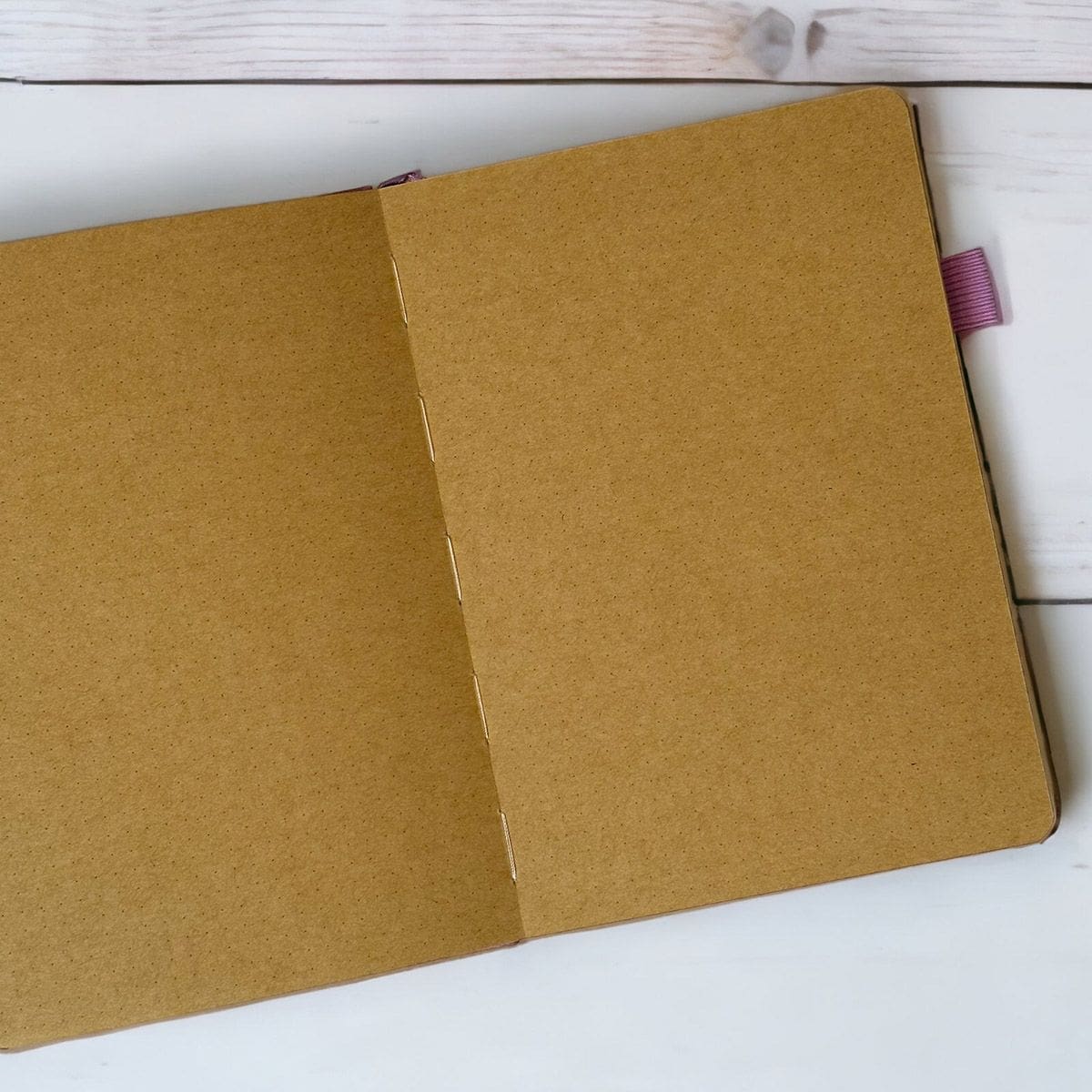 Uppslagen anteckningsbok med bruna blad i serien Kraft paper Journal från Paper24. Tidformera