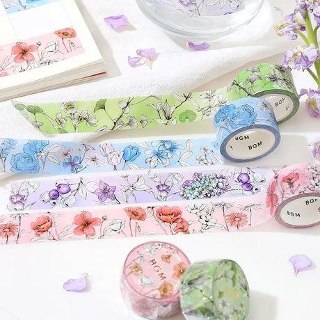 Rullar med washi tape i serier Margin från BGM. Motiv med olika blommor och rullarna har olika färger. Tidformera