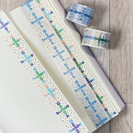 Washi tape i serien Minä Perhonen används i en anteckningsbok.  Tidformera