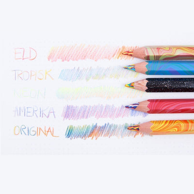 Serier - Multicoloured pencils från Koh-I-noor. Fem träpennor ligger på ett ark med papper. På pappret har pennorna ritat och olika färger syns. - Tidformera