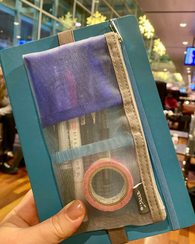 Pen Case Mesh type som används på en bok. I penfodralet syns washi tape och pennor. - Tidformera