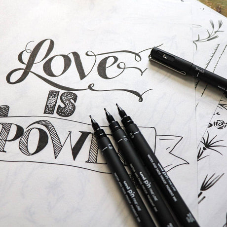 3 svarta Uni Pin Fineliners i olika storlekar