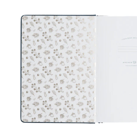 Insidan av pärmen på Forest Impressions dotted notebook från Archer & Olive. Tidformera