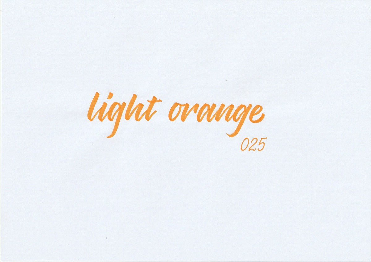 Handskriven text med orden "light orange" i ljus orange färg, skriven med ABT Dual Brush Pen i nyansen 025 Light Orange.