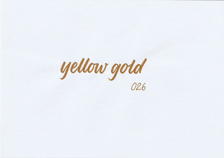 Handskriven text med orden "yellow gold" i guldgul färg, skriven med ABT Dual Brush Pen i nyansen 026 Yellow Gold.
