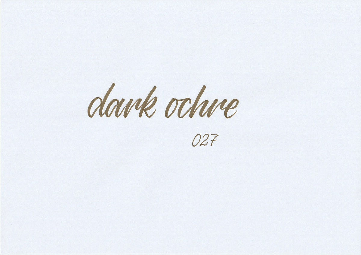 Handskriven text med ordet "dark ochre" i mörk ockrafärg, skriven med ABT Dual Brush Pen i nyansen 027 Dark Ochre.