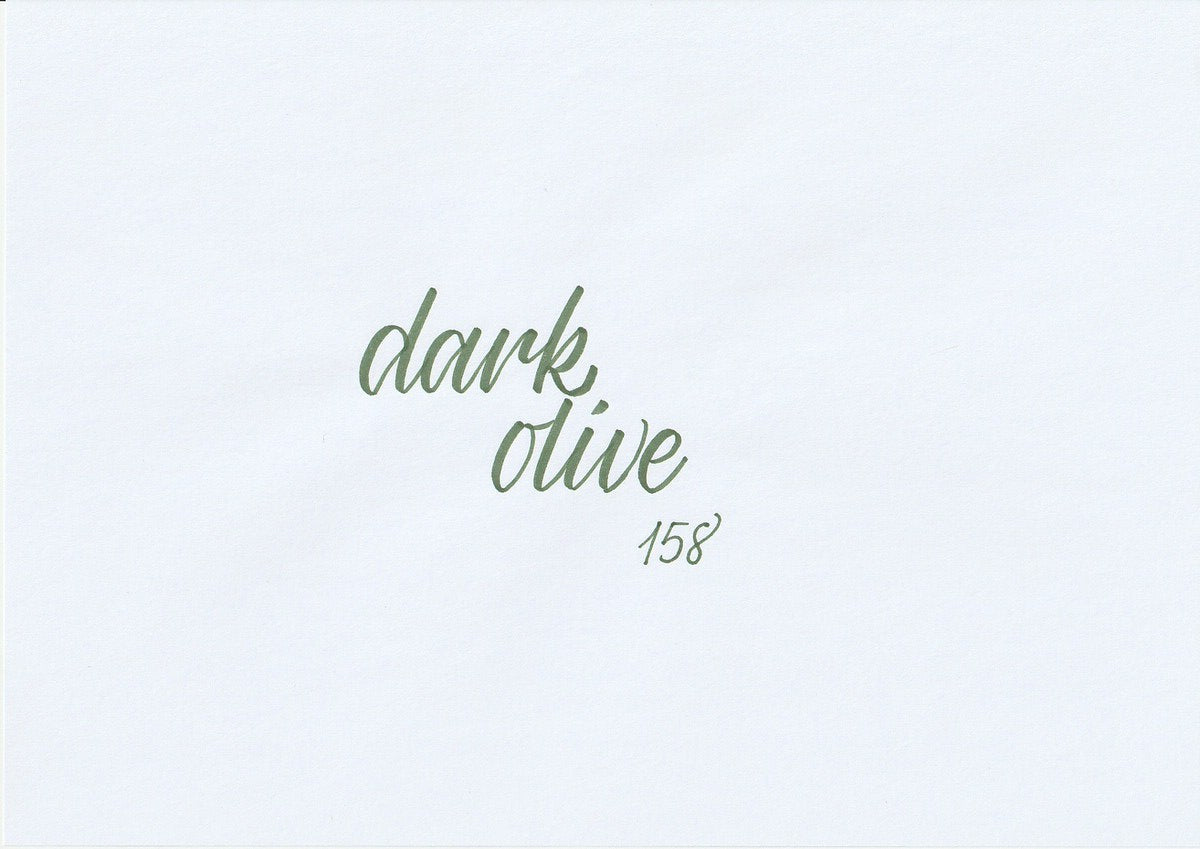 Handskriven text med orden "dark olive" i mörk olivgrön färg, skriven med ABT Dual Brush Pen i nyansen 158 Dark Olive.