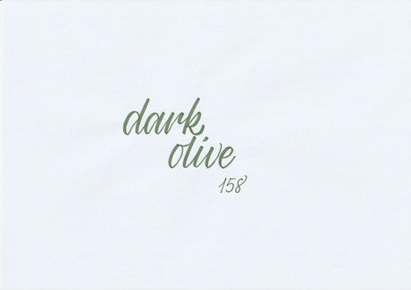 Handskriven text med orden "dark olive" i mörk olivgrön färg, skriven med ABT Dual Brush Pen i nyansen 158 Dark Olive.