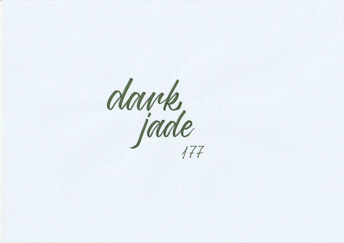 Handskriven text med orden "dark jade" i mörk jadegrön färg, skriven med ABT Dual Brush Pen i nyansen 177 Dark Jade.