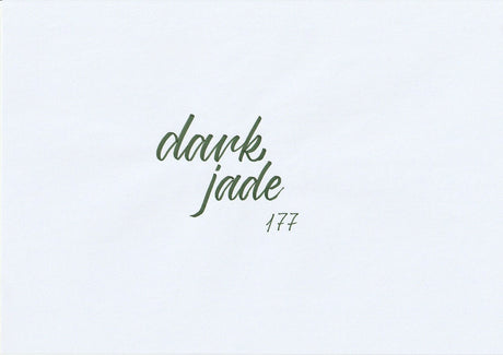 Handskriven text med orden "dark jade" i mörk jadegrön färg, skriven med ABT Dual Brush Pen i nyansen 177 Dark Jade.