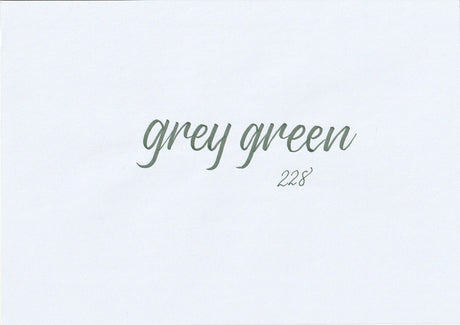 Handskriven text med orden "grey green" i grågrön färg, skriven med ABT Dual Brush Pen i nyansen 228 Grey Green.