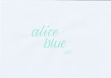 Handskriven text med ordet "alice blue" i ljusblå färg, skriven med ABT Dual Brush Pen i nyansen 281 Alice Blue.