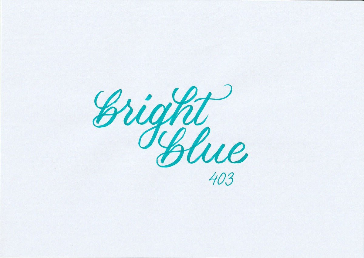 Handskriven text med ordet "bright blue" i ljusblå färg, skriven med ABT Dual Brush Pen i nyansen 403 Bright Blue.