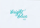 Handskriven text med ordet "bright blue" i ljusblå färg, skriven med ABT Dual Brush Pen i nyansen 403 Bright Blue.