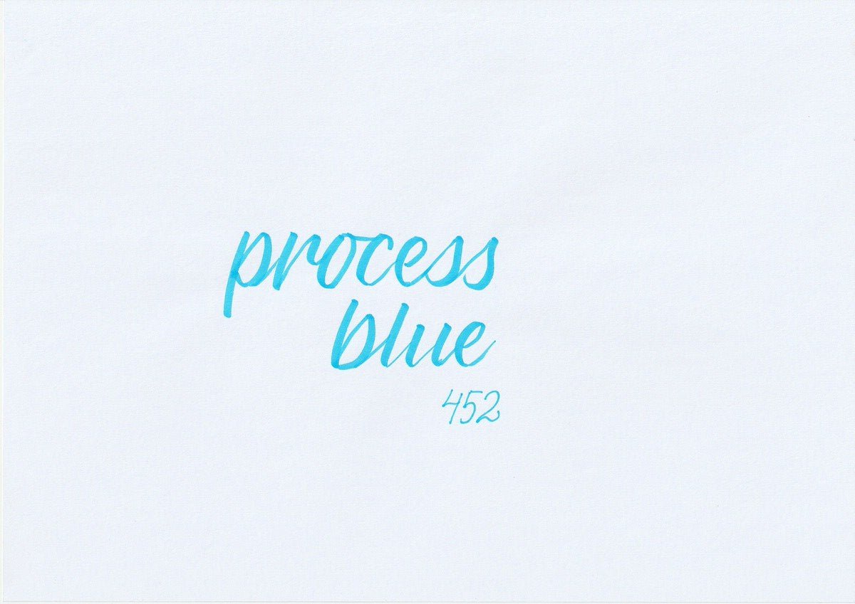 Handskriven text med orden "process blue" i blå färg, skriven med ABT Dual Brush Pen i nyansen 452 Process Blue.