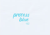 Handskriven text med orden "process blue" i blå färg, skriven med ABT Dual Brush Pen i nyansen 452 Process Blue.