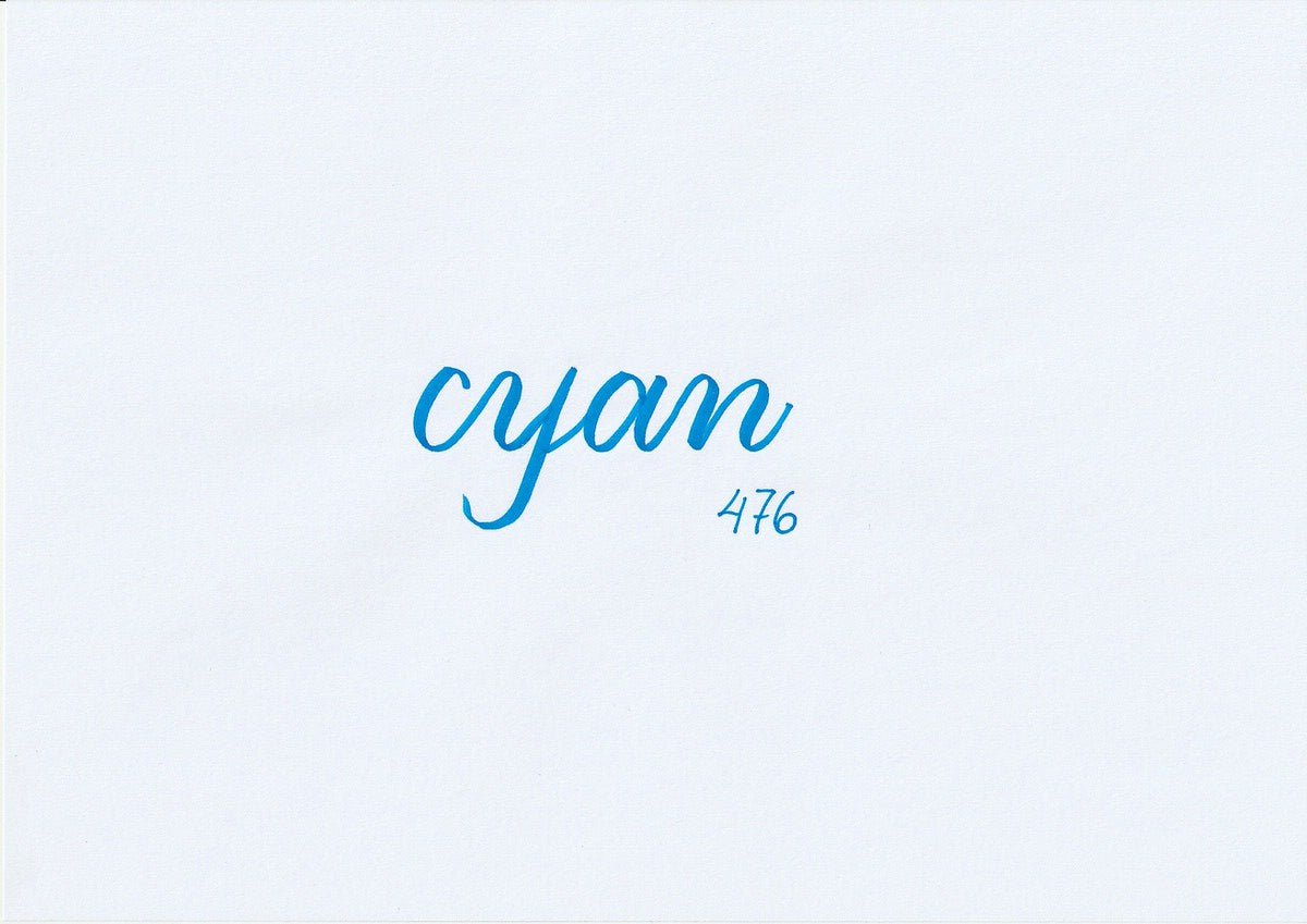Handskriven text med ordet "cyan" i blå färg, skriven med ABT Dual Brush Pen i nyansen 476 Cyan.