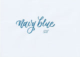 Handskriven text med orden "navy blue" i marinblå färg, skriven med ABT Dual Brush Pen i nyansen 528 Navy Blue.
