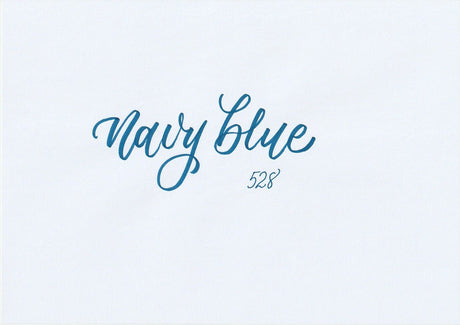 Handskriven text med orden "navy blue" i marinblå färg, skriven med ABT Dual Brush Pen i nyansen 528 Navy Blue.