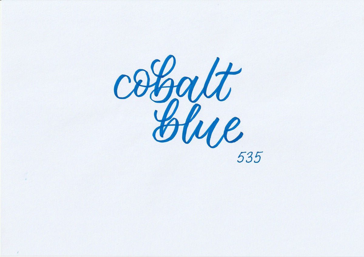 Handskriven text med orden "cobalt blue" i koboltsblå färg, skriven med ABT Dual Brush Pen i nyansen 535 Cobalt Blue.