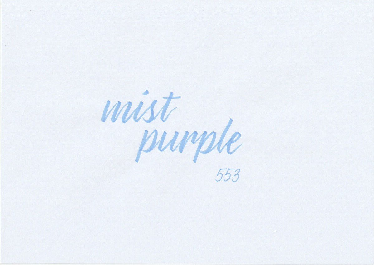 Handskriven text med orden "mist purple" i dimlila färg, skriven med ABT Dual Brush Pen i nyansen 553 Mist Purple.