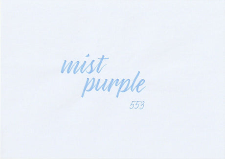Handskriven text med orden "mist purple" i dimlila färg, skriven med ABT Dual Brush Pen i nyansen 553 Mist Purple.