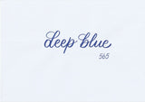 Handskriven text med orden "deep blue" i blå färg, skriven med ABT Dual Brush Pen i nyansen 565 Deep Blue.