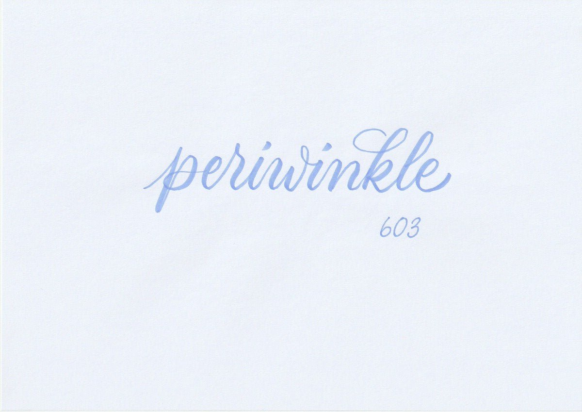 Handskriven text med ordet "periwinkle" i blålila färg, skriven med ABT Dual Brush Pen i nyansen 603 Periwinkle.