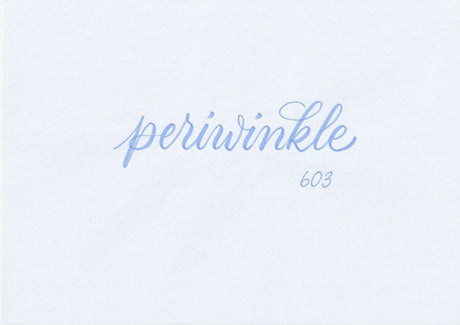 Handskriven text med ordet "periwinkle" i blålila färg, skriven med ABT Dual Brush Pen i nyansen 603 Periwinkle.