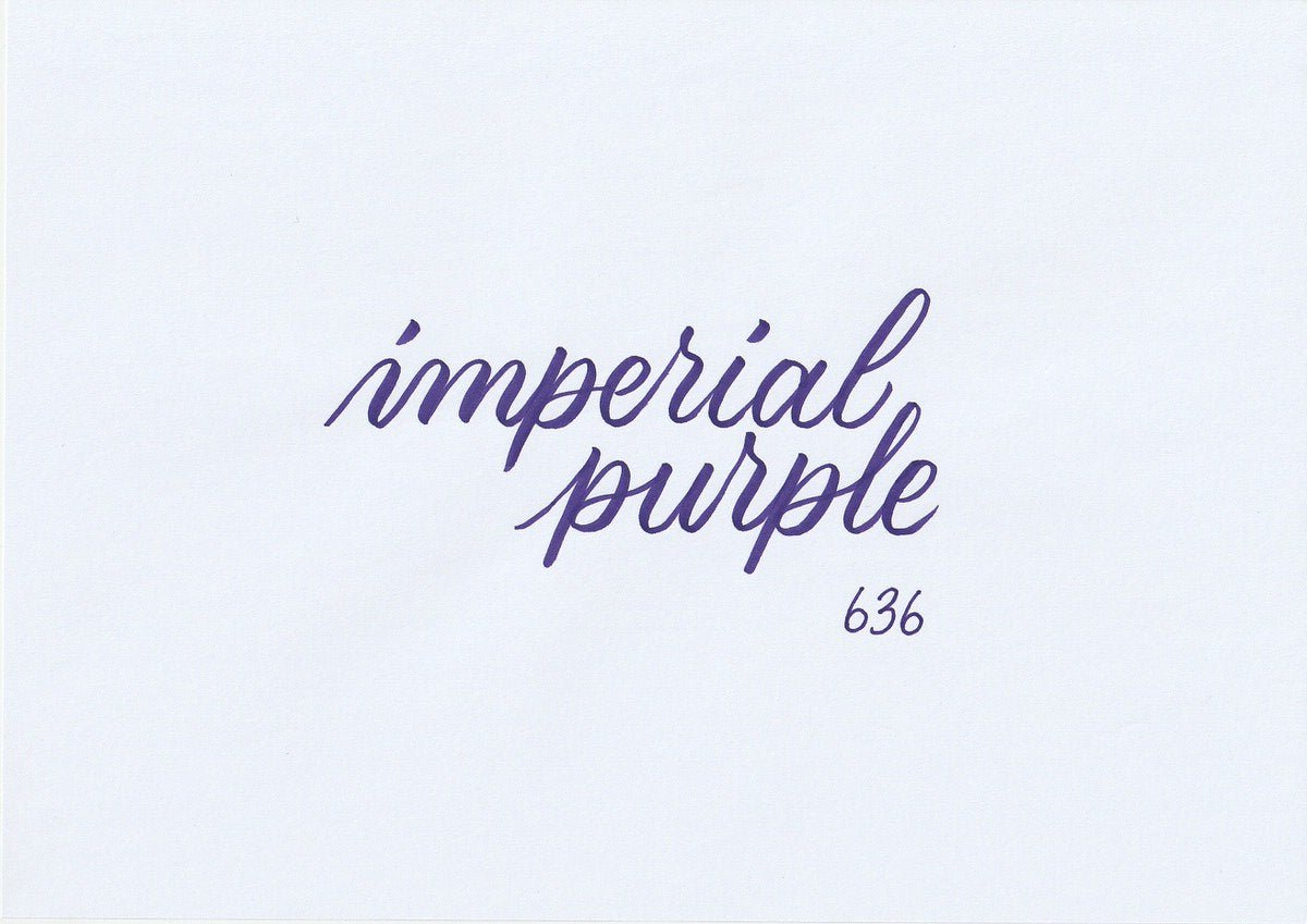 Handskriven text med ordet "imperial purple" i lila färg, skriven med ABT Dual Brush Pen i nyansen 636 Imperial Purple.