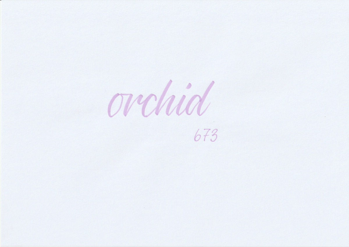 Handskriven text med ordet "orchid" i orkidélila färg, skriven med ABT Dual Brush Pen i nyansen 673 Orchid.