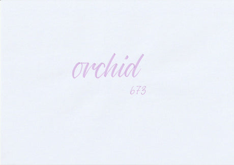 Handskriven text med ordet "orchid" i orkidélila färg, skriven med ABT Dual Brush Pen i nyansen 673 Orchid.