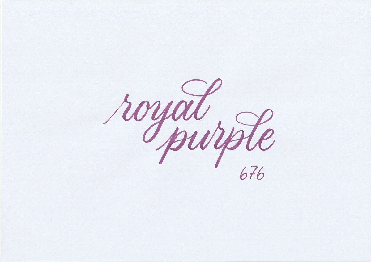 Handskriven text med orden "royal purple" i mörklila färg, skriven med ABT Dual Brush Pen i nyansen 676 Royal Purple.