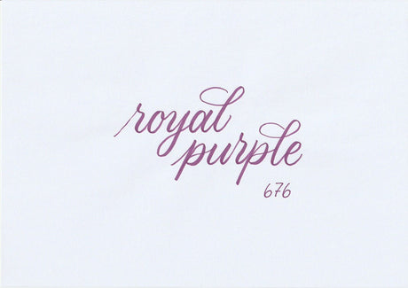 Handskriven text med orden "royal purple" i mörklila färg, skriven med ABT Dual Brush Pen i nyansen 676 Royal Purple.
