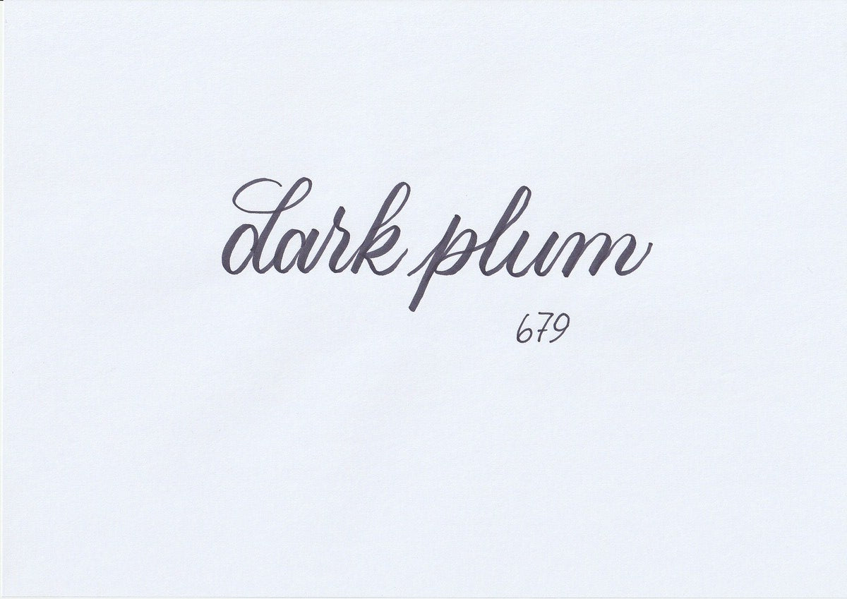 Handskriven text med orden "dark plum" i plommonlila färg, skriven med ABT Dual Brush Pen i nyansen 679 Dark Plum.