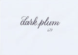 Handskriven text med orden "dark plum" i plommonlila färg, skriven med ABT Dual Brush Pen i nyansen 679 Dark Plum.