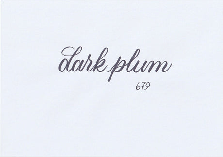 Handskriven text med orden "dark plum" i plommonlila färg, skriven med ABT Dual Brush Pen i nyansen 679 Dark Plum.