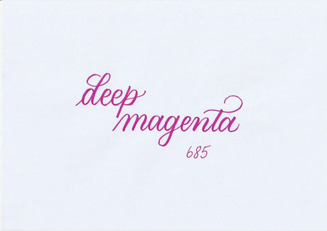 Handskriven text med orden "deep magenta" i magentafärg, skriven med ABT Dual Brush Pen i nyansen 685 Deep Magenta.