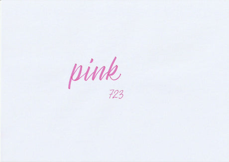 Handskriven text med ordet "pink" i rosa färg, skriven med ABT Dual Brush Pen i nyansen 723 Pink.