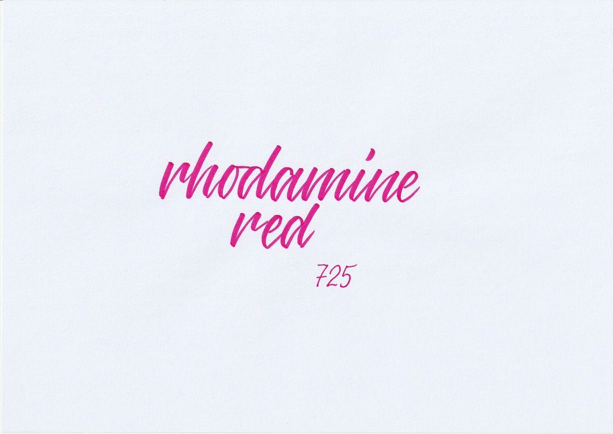 Handskriven text med orden "rhodamine red" i rhodaminröd färg, skriven med ABT Dual Brush Pen i nyansen 725 Rhodamine Red.