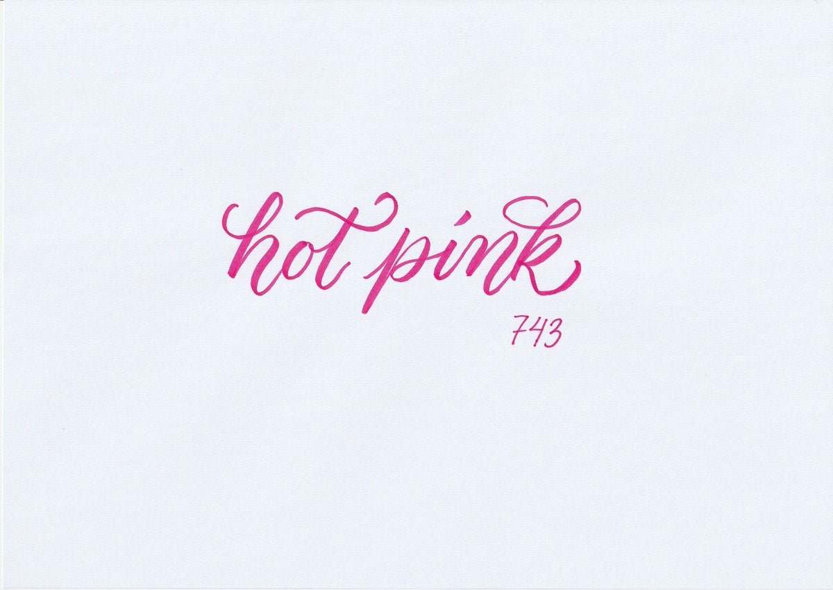 Handskriven text med orden "hot pink" i knallrosa färg, skriven med ABT Dual Brush Pen i nyansen 743 Hot Pink.