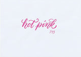 Handskriven text med orden "hot pink" i knallrosa färg, skriven med ABT Dual Brush Pen i nyansen 743 Hot Pink.