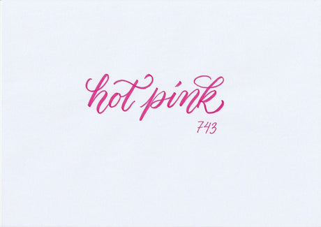 Handskriven text med orden "hot pink" i knallrosa färg, skriven med ABT Dual Brush Pen i nyansen 743 Hot Pink.